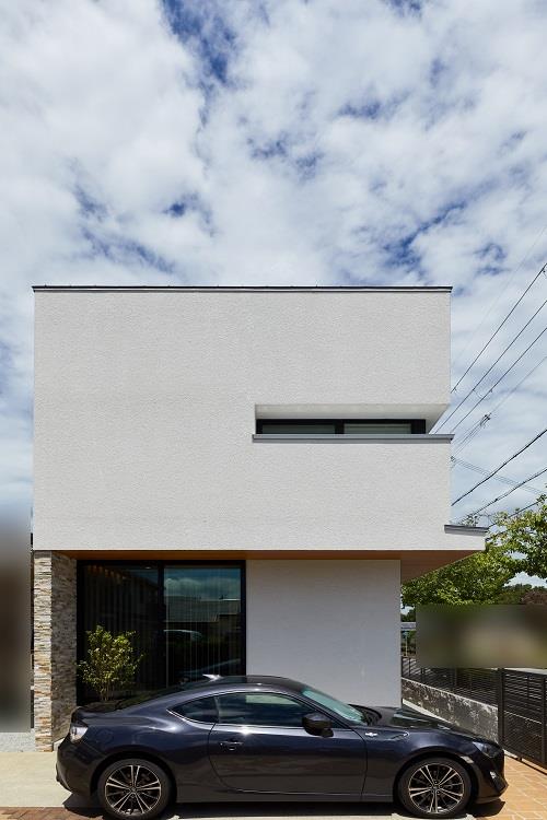 母屋の隣に建つ家